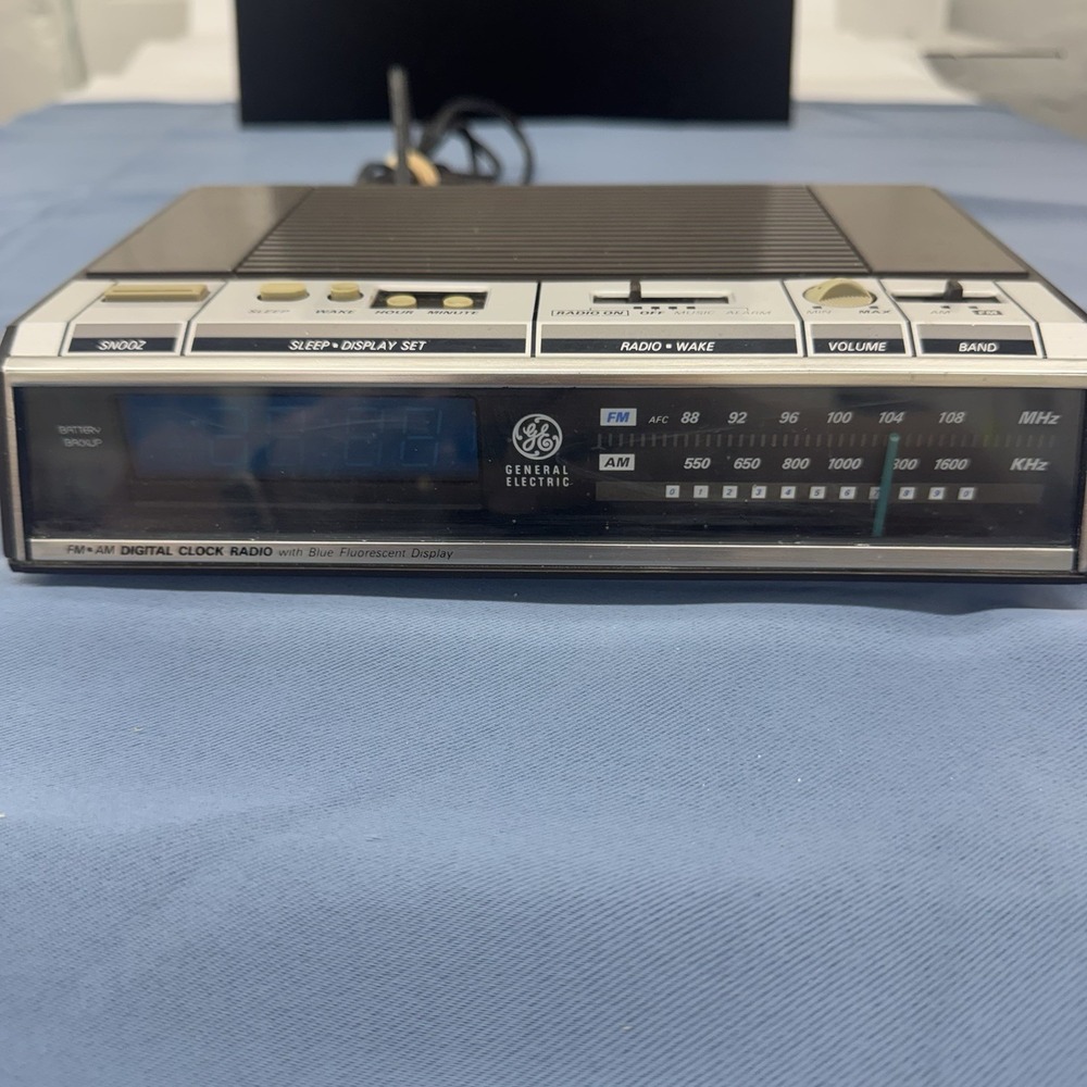 GE Vintage Alarm Clock Radio 7-4646A Woodgrain AM FM Blue Display Tested Nice!